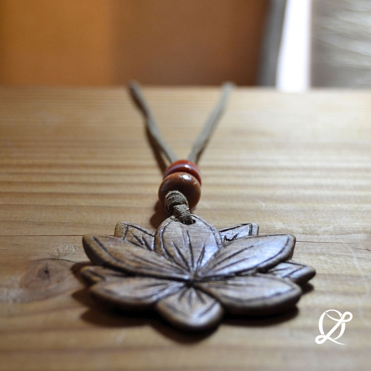 El Yapımı Ahşap Oyma Lotus Kolye