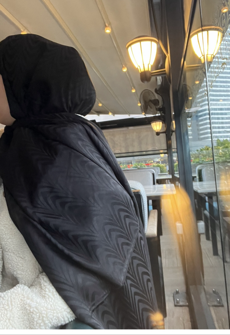 İpeksi Siyah Jakarlı Şal