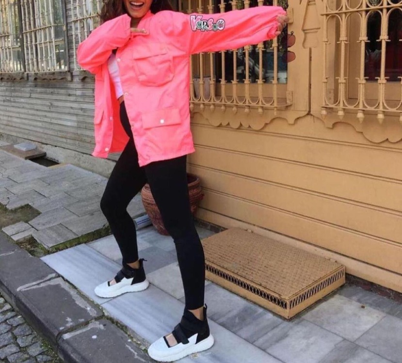 Pembe neon yağmurluk