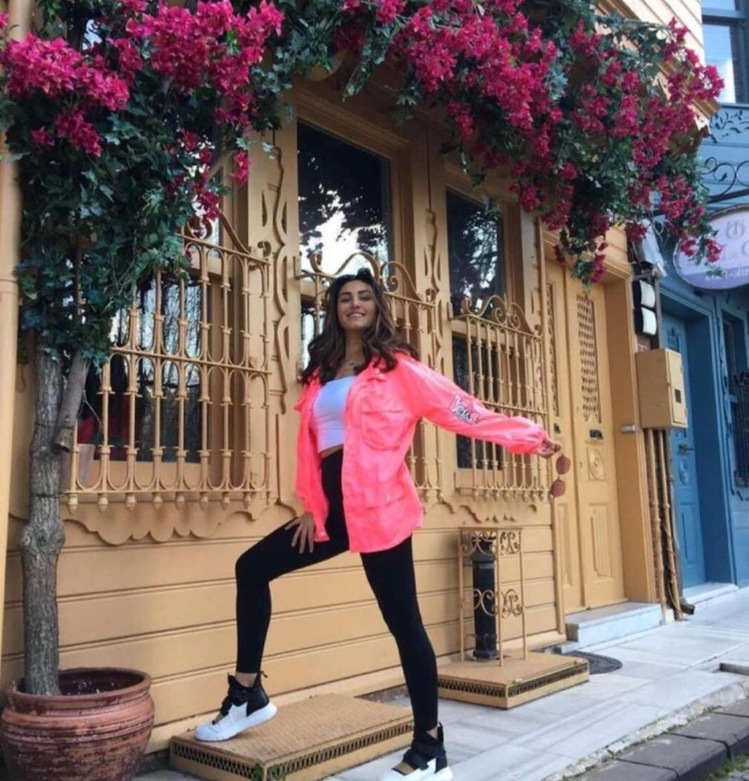 Pembe neon yağmurluk