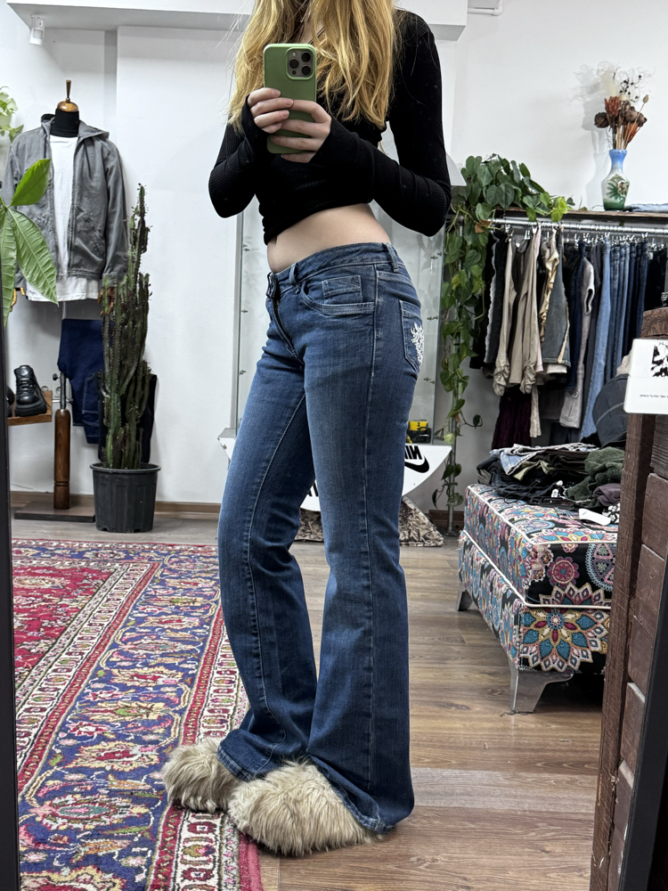 Y2K ARKA CEP DETAYLI DÜŞÜK BEL FLARE JEAN