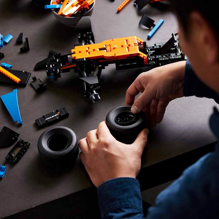 LEGO Technic McLaren Formula 1 Yarış Arabası 42141 - Yetişkinler için 2022 Araba Modeli