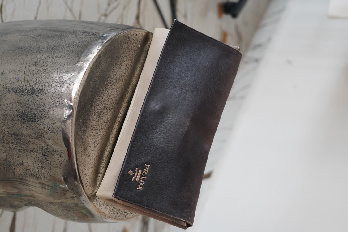 Prada Made in Italy İki Renkli Deri Clutch Çanta – Siyah & Bej, Minimalist Lüks Tasarım