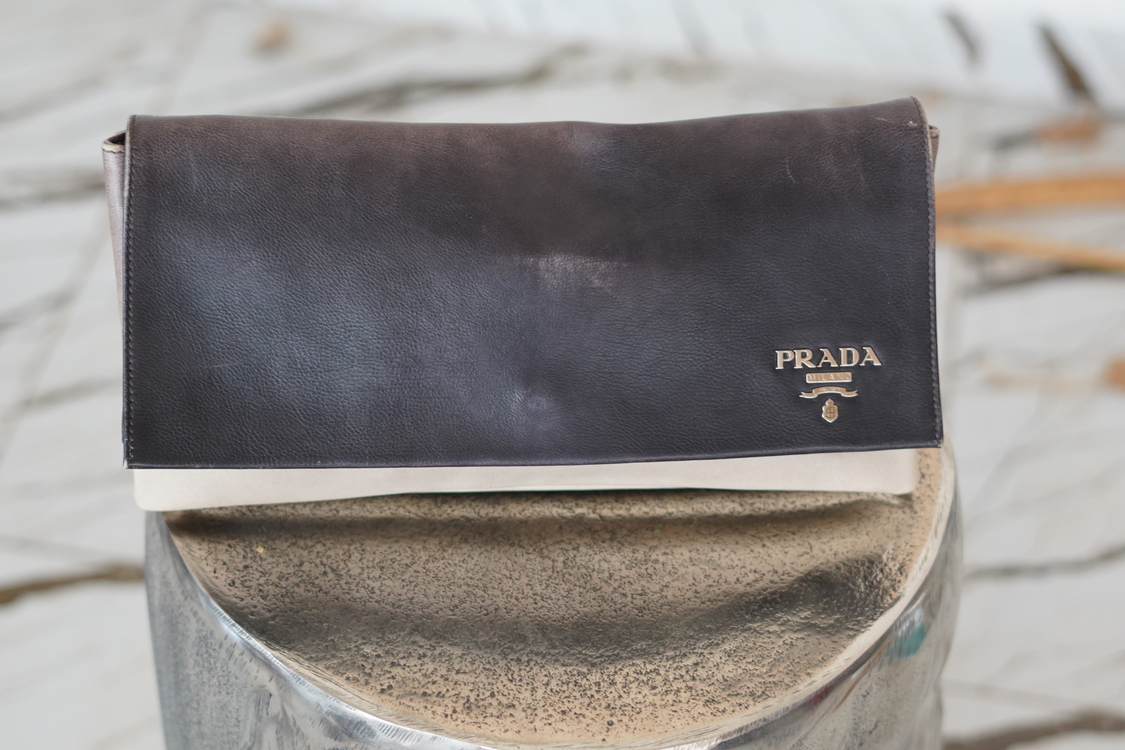 Prada Made in Italy İki Renkli Deri Clutch Çanta – Siyah & Bej, Minimalist Lüks Tasarım