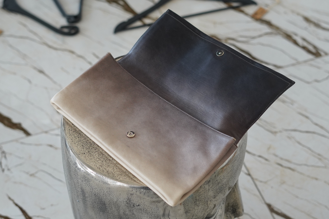Prada Made in Italy İki Renkli Deri Clutch Çanta – Siyah & Bej, Minimalist Lüks Tasarım
