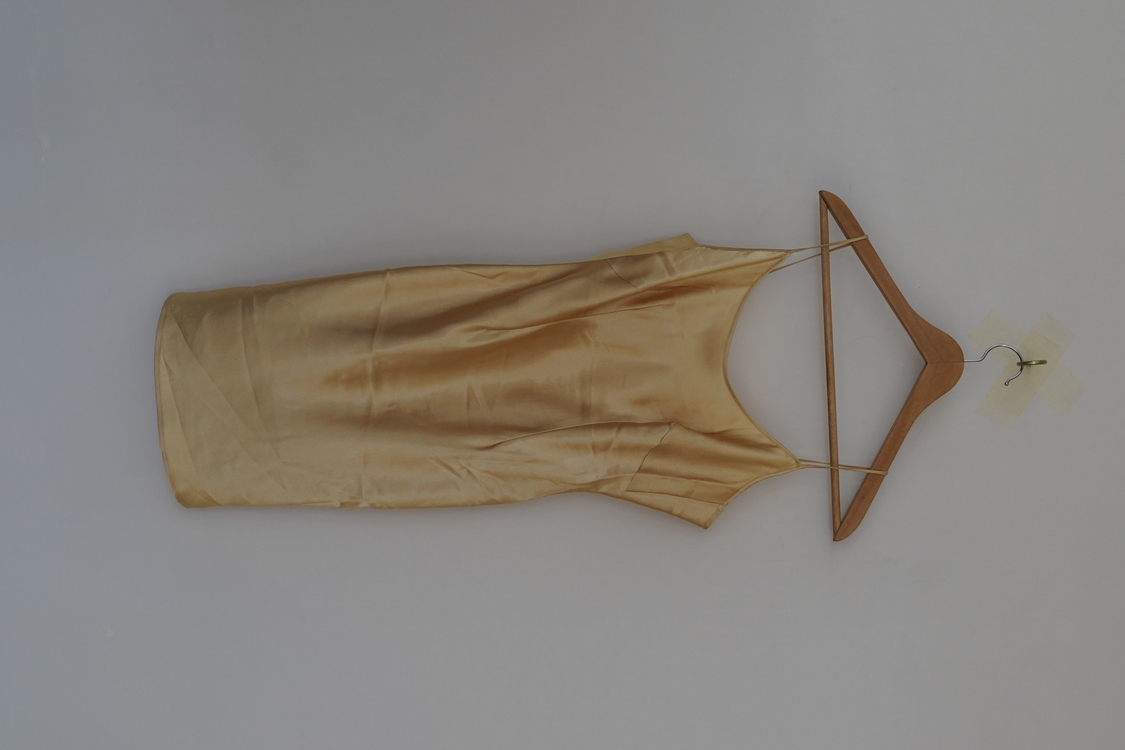 Ayla Dümer Özel Dikim Altın Saten Slip Elbise – Minimalist & Şık Tasarım – Tek Parça