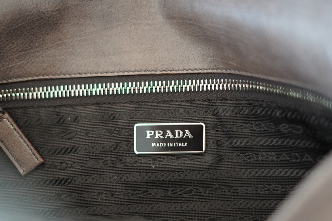 Prada Made in Italy İki Renkli Deri Clutch Çanta – Siyah & Bej, Minimalist Lüks Tasarım