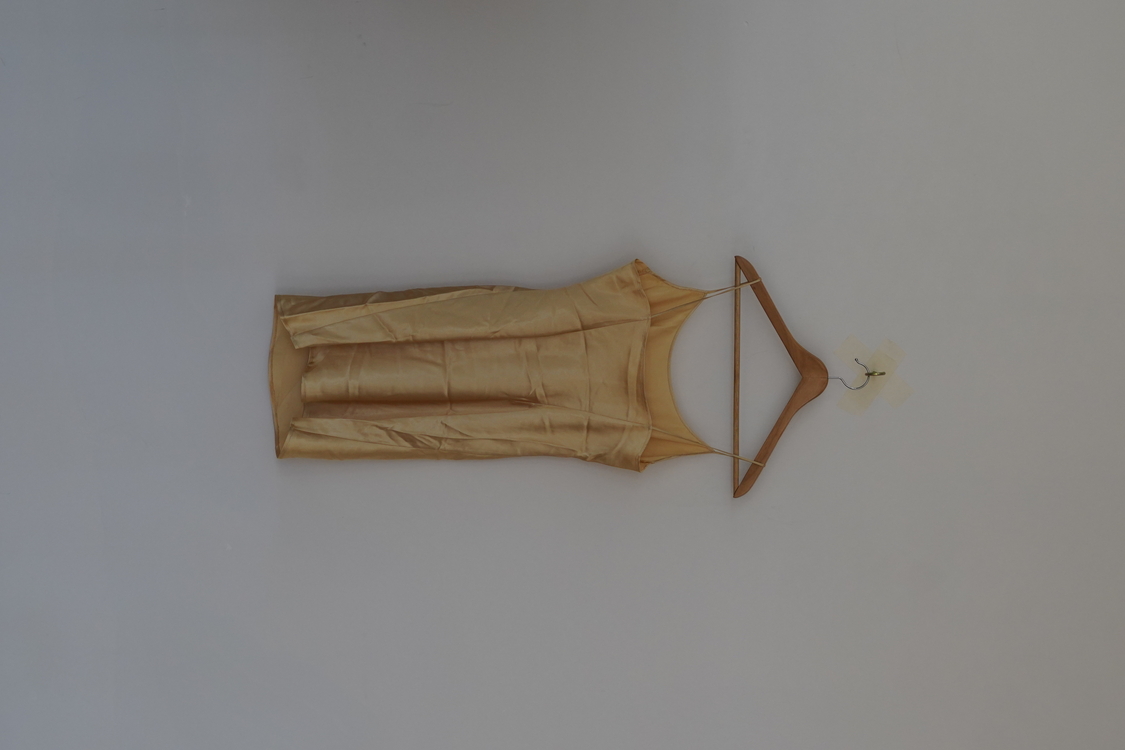 Ayla Dümer Özel Dikim Altın Saten Slip Elbise – Minimalist & Şık Tasarım – Tek Parça