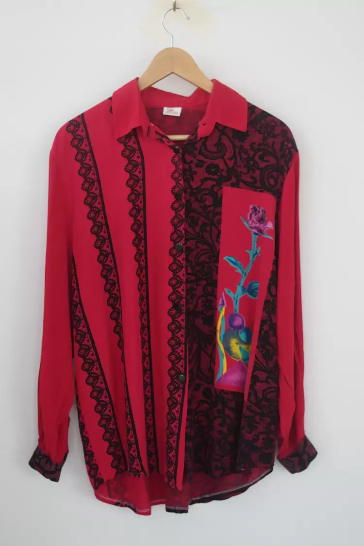 80 ler Kırmızı Desenli Vintage Gömlek Renkli Kolaj Detaylı, Dantel Görünümlü Tasarım