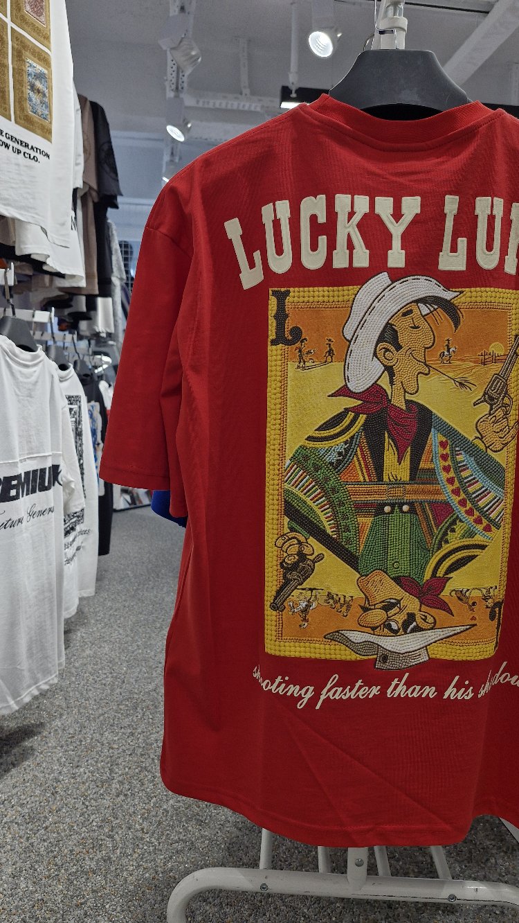 Lucky Luke Kırmızı Oversize Tişört – Büyük Sırt Baskılı Western Cowboy Tasarım