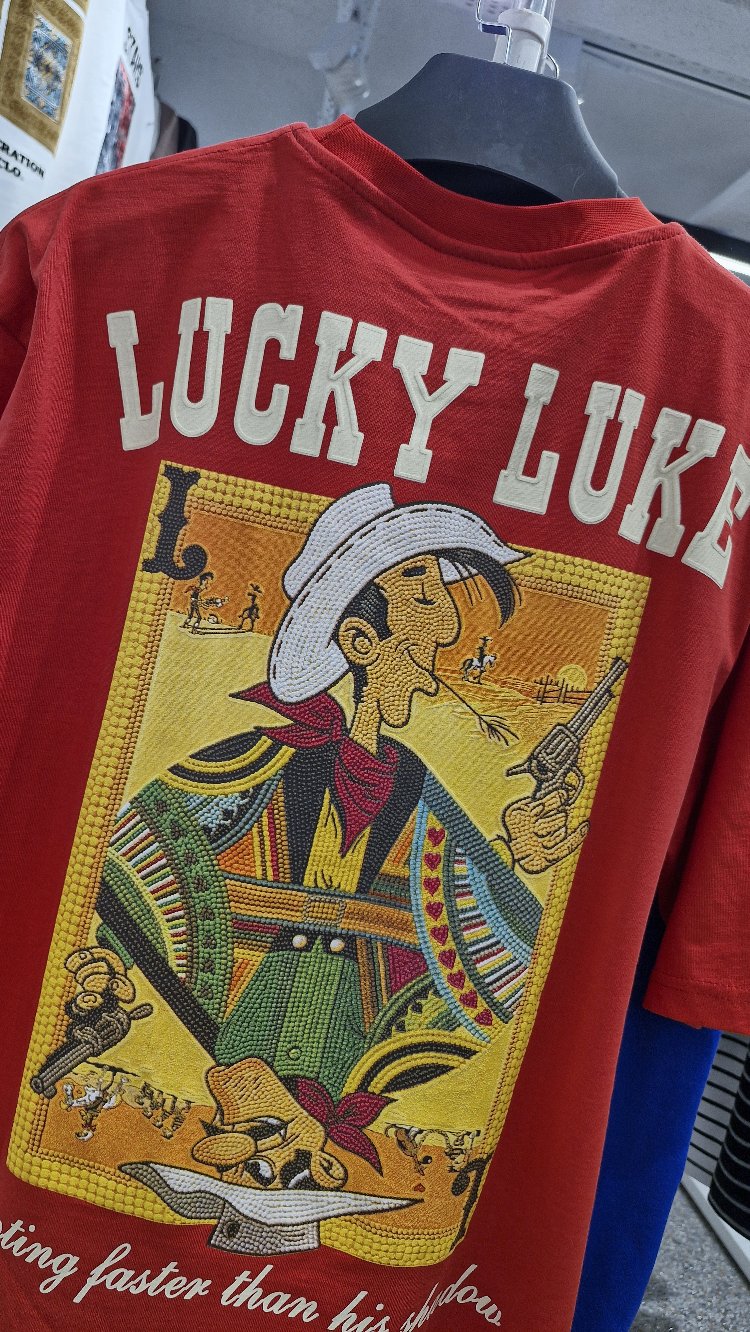 Lucky Luke Kırmızı Oversize Tişört – Büyük Sırt Baskılı Western Cowboy Tasarım