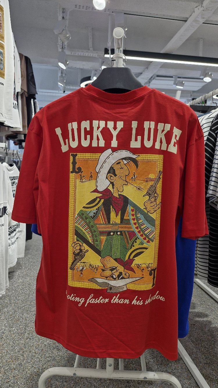 Lucky Luke Kırmızı Oversize Tişört – Büyük Sırt Baskılı Western Cowboy Tasarım