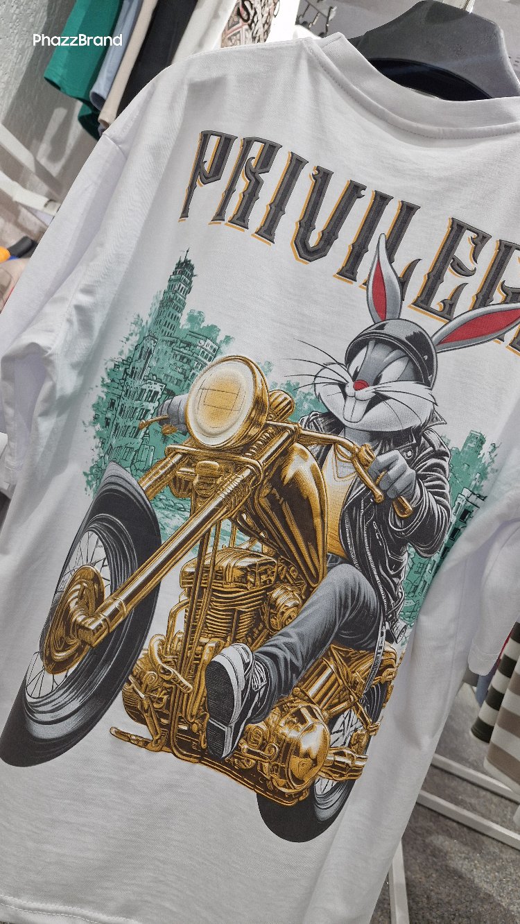 Biker Rabbit Grafik Baskılı Oversize Beyaz Tişört – Gold Motor Detaylı Streetwear