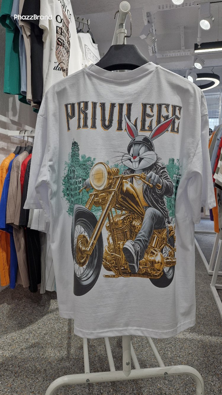 Biker Rabbit Grafik Baskılı Oversize Beyaz Tişört – Gold Motor Detaylı Streetwear