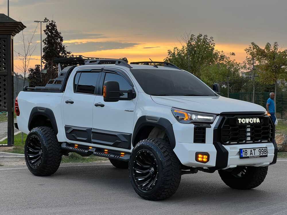 Toyota Hilux Uyumlu Lazer Kesim Çelik Yan Basamak Kareli Model