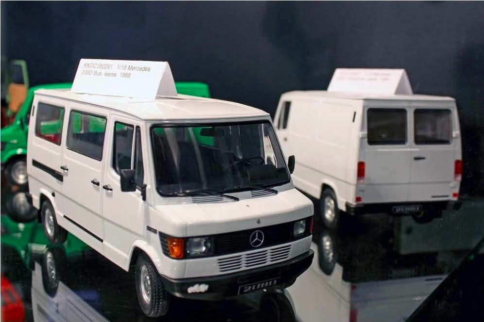 1/18 KK SCALE MERCEDES-BENZ 208 D BUS YEAR 1988 WHITE