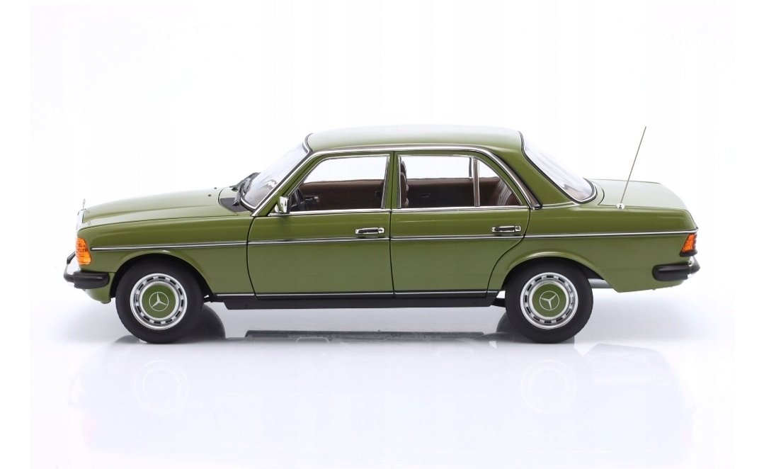 MERCEDES BENZ E CLASS 200 W123 AGAVE GREEN
1976