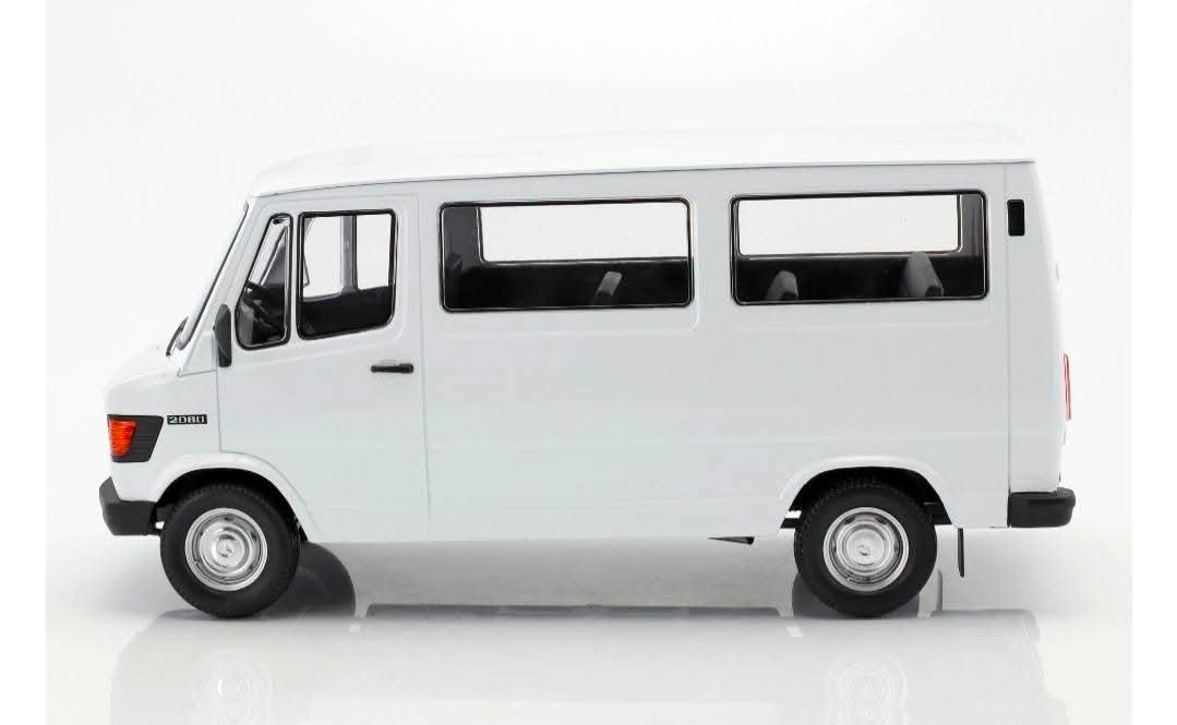 1/18 KK SCALE MERCEDES-BENZ 208 D BUS YEAR 1988 WHITE