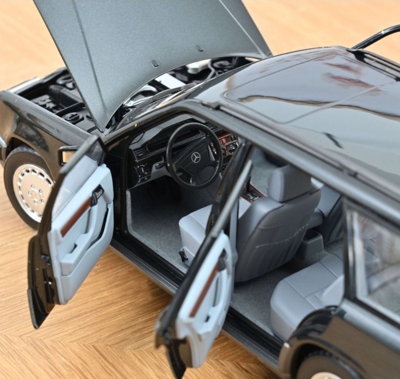 1:18 NOREV 1990 MERCEDES BENZ 300D T MODEL BLUE-BLACK