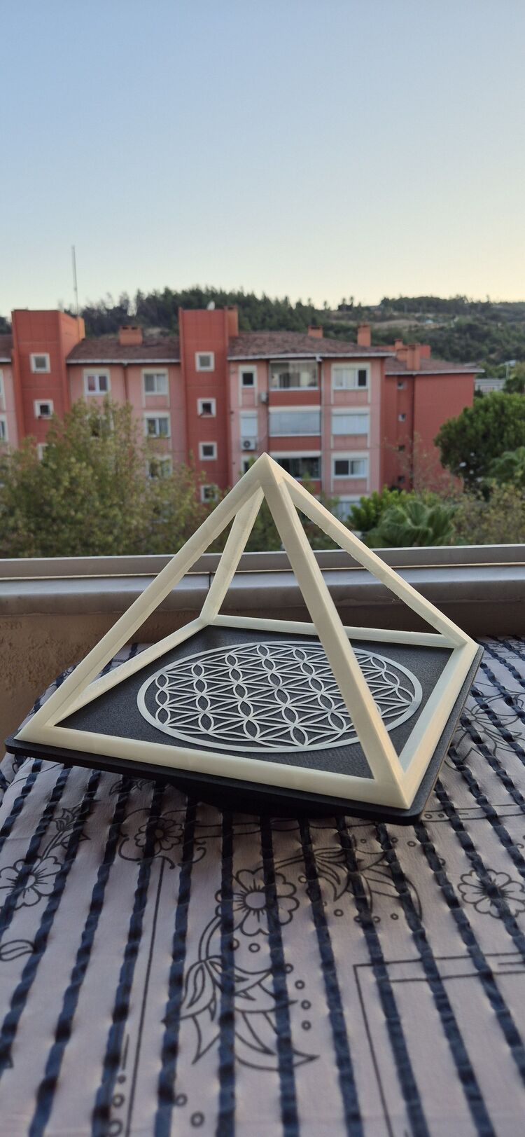 Piramit ve Yaşam Çiçekli Altlığı