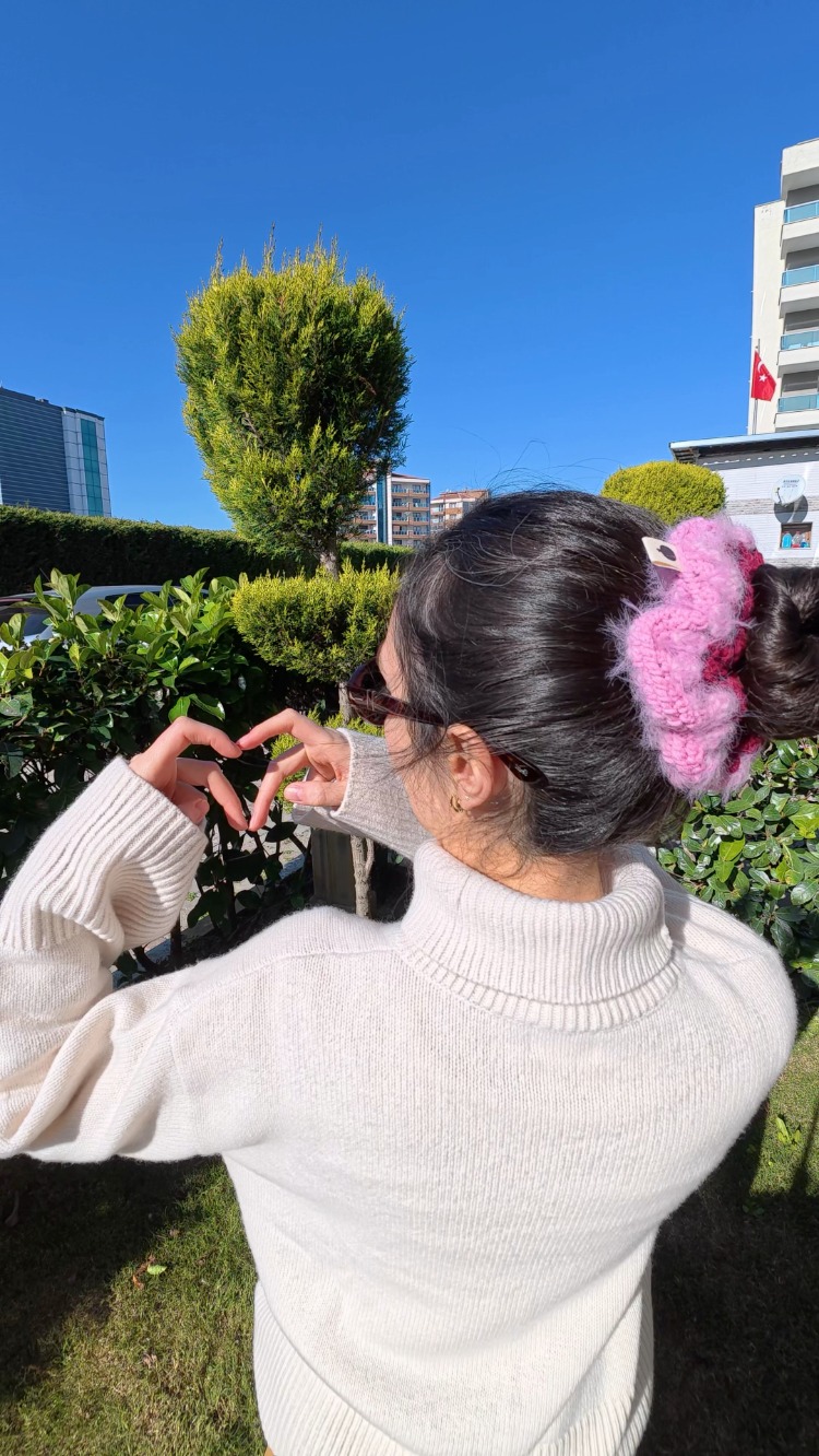 Vita • scrunchie
