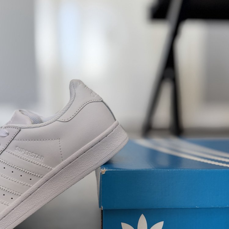Superstar White