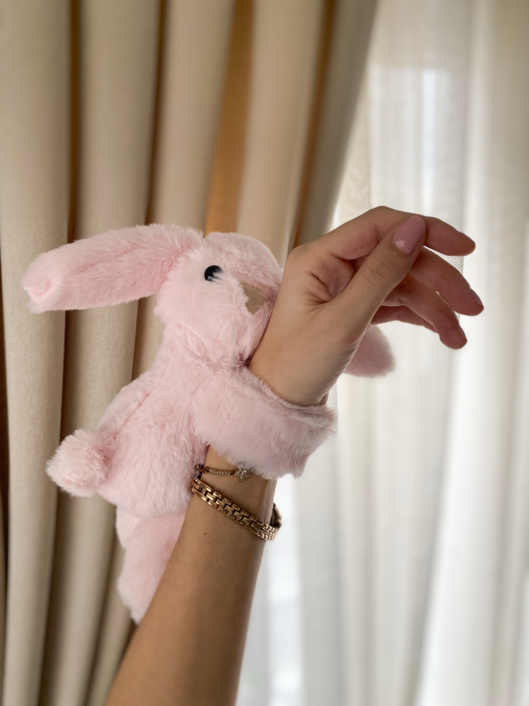 Sarılan İsimli Pembe Tavşan 