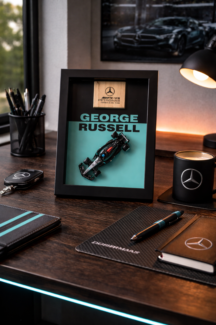 Mercedes F1 2025 George Russell Temalı Ahşap Çerçeve Dekor – Masa & Ofis Aksesuarı