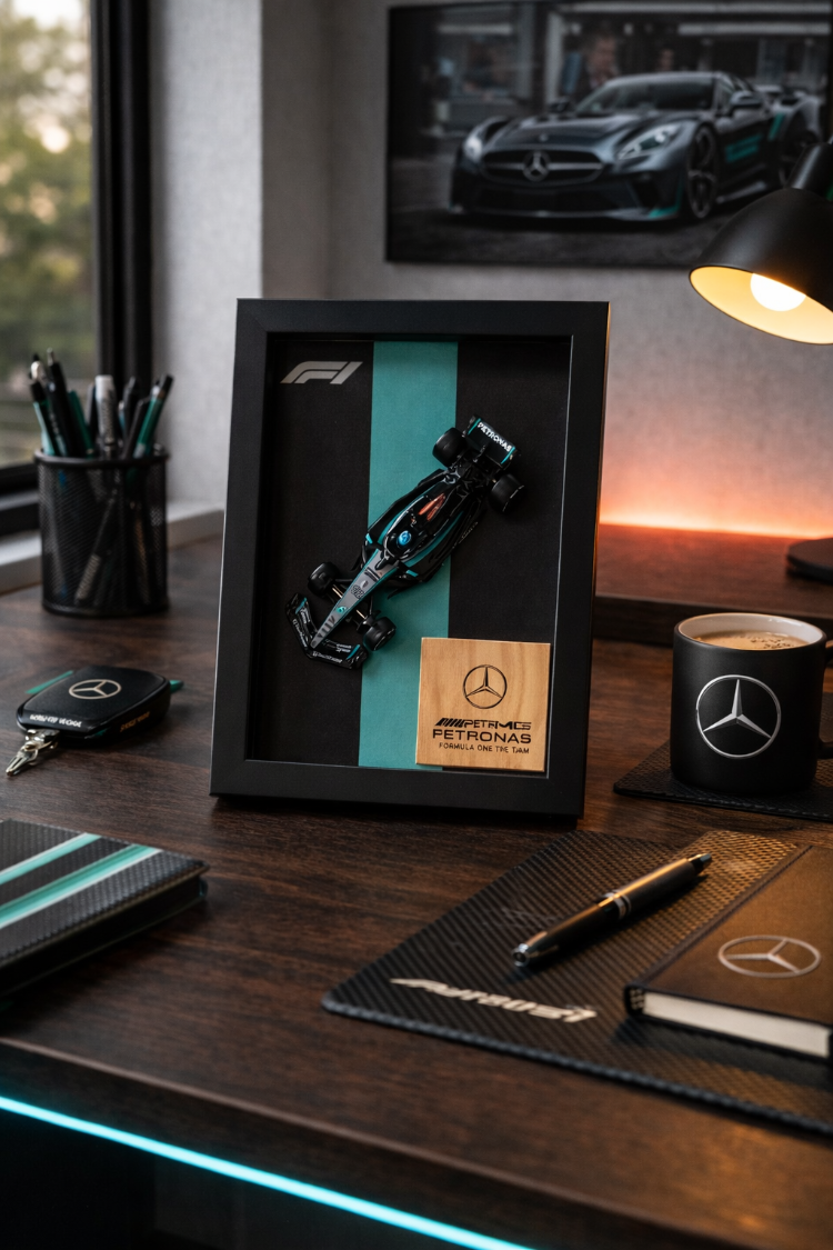 Mercedes F1 2025 George Russell Temalı Ahşap Çerçeve Dekor – Masa & Ofis Aksesuarı