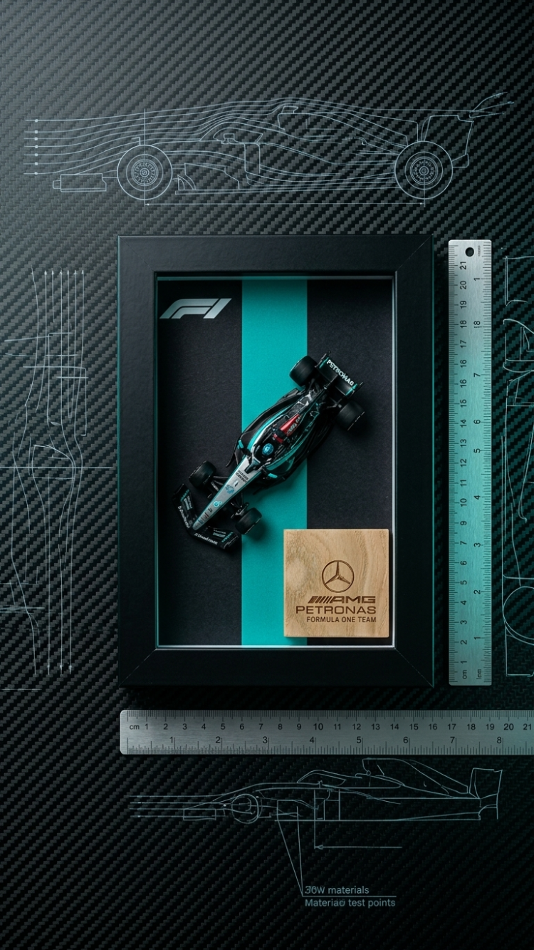 Mercedes F1 2025 George Russell Temalı Ahşap Çerçeve Dekor – Masa & Ofis Aksesuarı