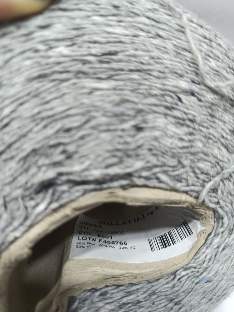 İtalya Üretimi %40 Merino-%20 Viskon-%20 Akrilik- %20 Polyamid İçerikli El Örgü İpi 300gr