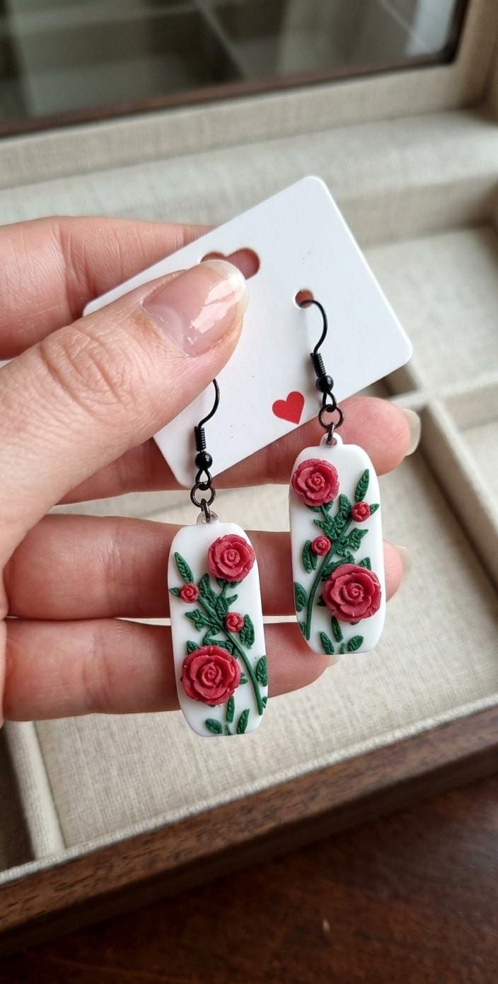 Güllü Romantik Küpe | Zarif Çiçek Detaylı El Yapımı Tasarım