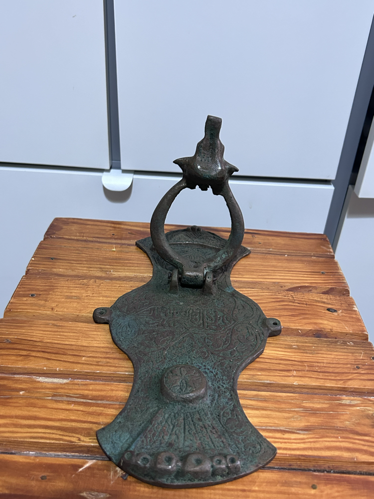 Antika Bronz Osmanlı Kapı Tokmağı – Koç/Baş Figürlü, Yazı Motifli