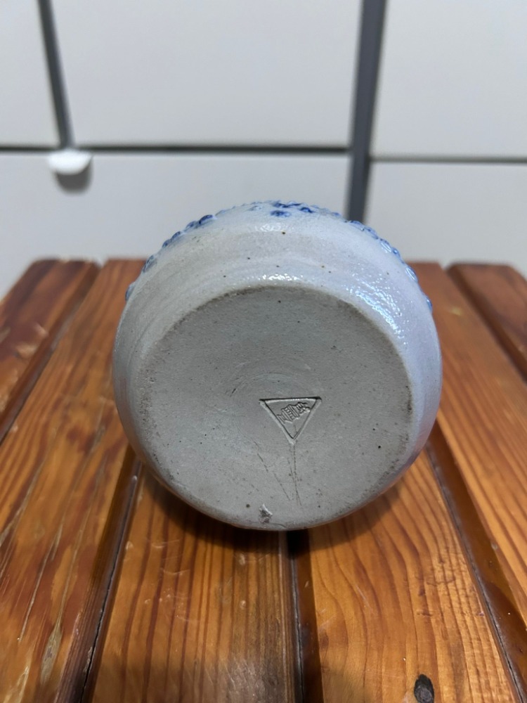 Antika Alman Stoneware Tuz Sırlı Şişe 1910–1935 Kabartmalı Kobalt Motifli