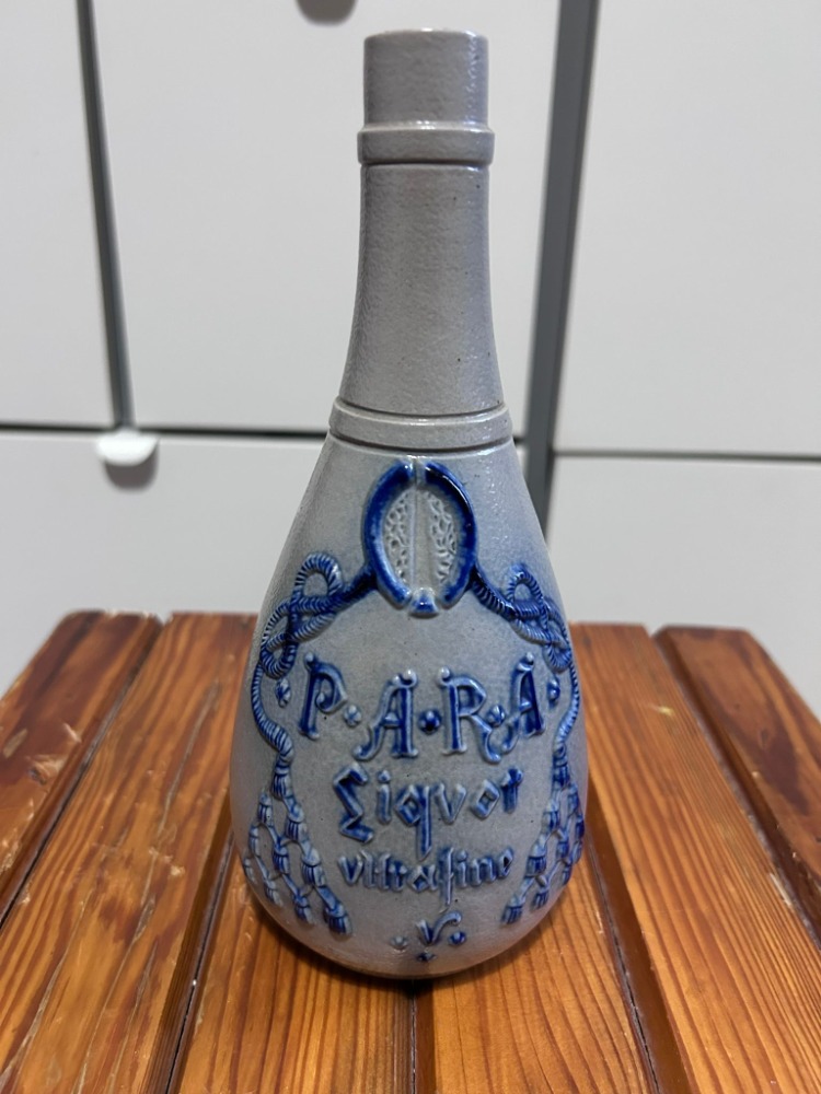 Antika Alman Stoneware Tuz Sırlı Şişe 1910–1935 Kabartmalı Kobalt Motifli