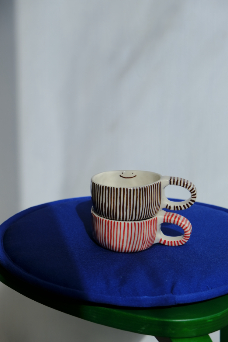Kahverengi çizgili stoneware smile mug
