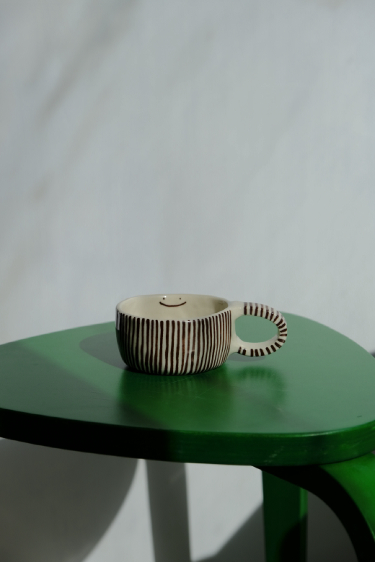 Kahverengi çizgili stoneware smile mug