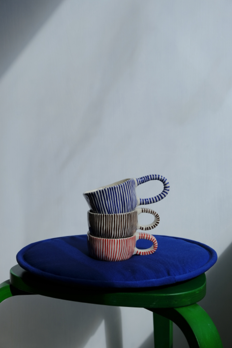 Kahverengi çizgili stoneware smile mug