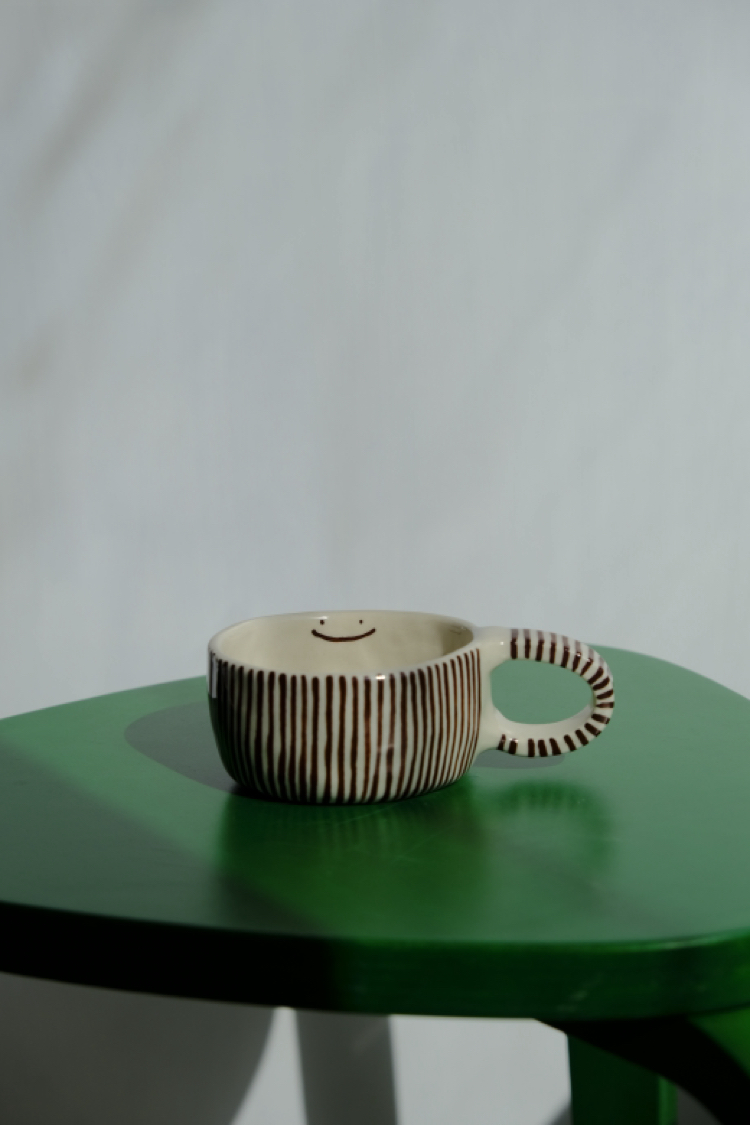 Kahverengi çizgili stoneware smile mug