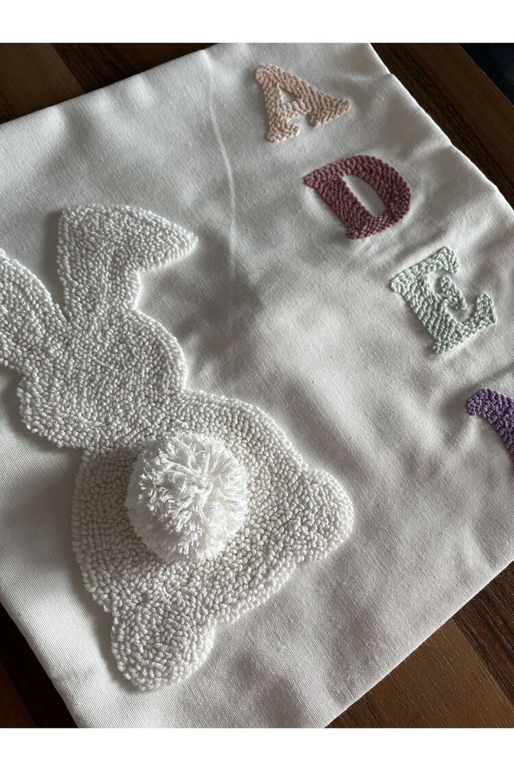 Punch nakışı ile işlenmiş bebeğinize özel dekoratif kırlent kılıfı (40 cm x 40 cm)