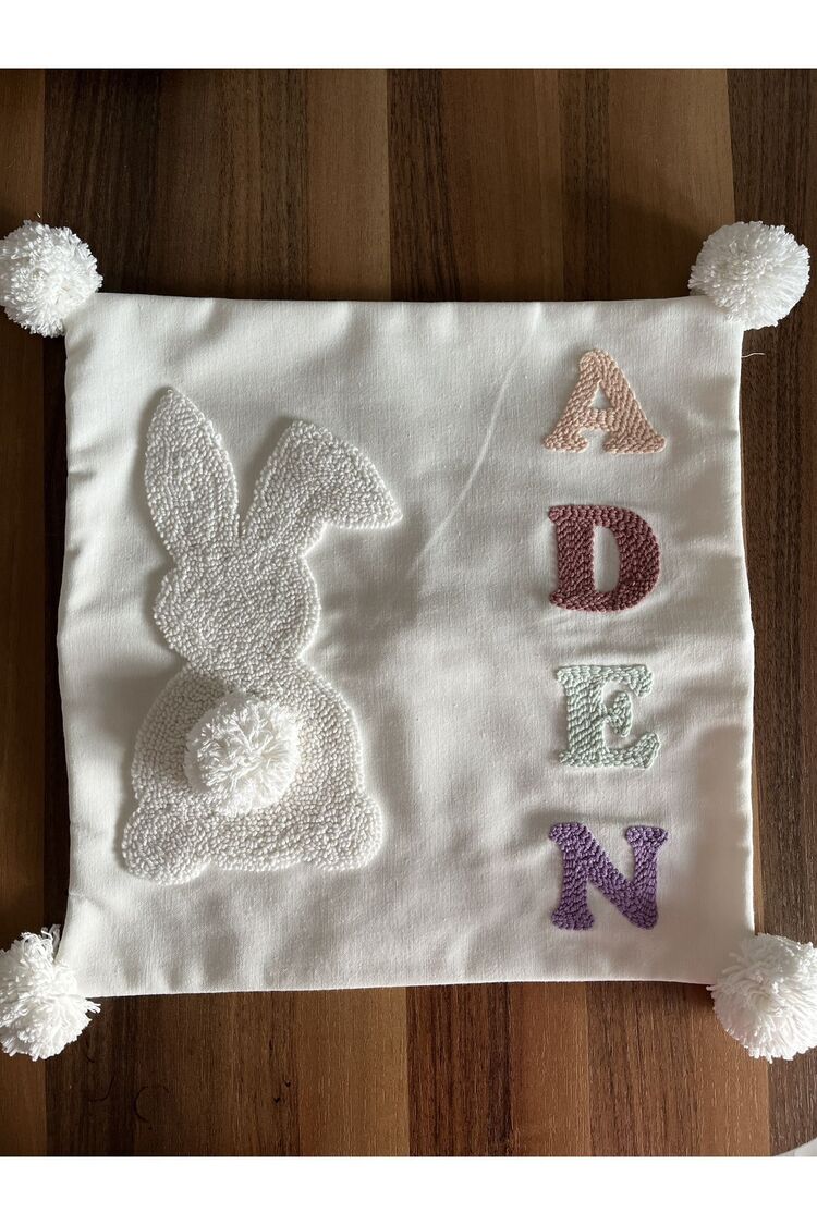 Punch nakışı ile işlenmiş bebeğinize özel dekoratif kırlent kılıfı (40 cm x 40 cm)