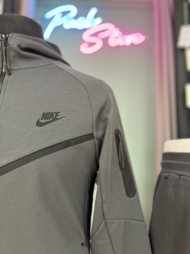 Nike Tech Gri Kapusonlu Esorfman Takimi – Erkek Spor Giyim