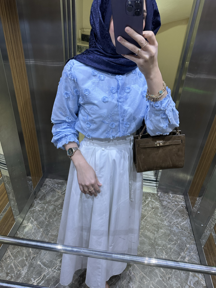 2 BOYUTLU ÇİÇEK DETAYLI GÖMLEK 