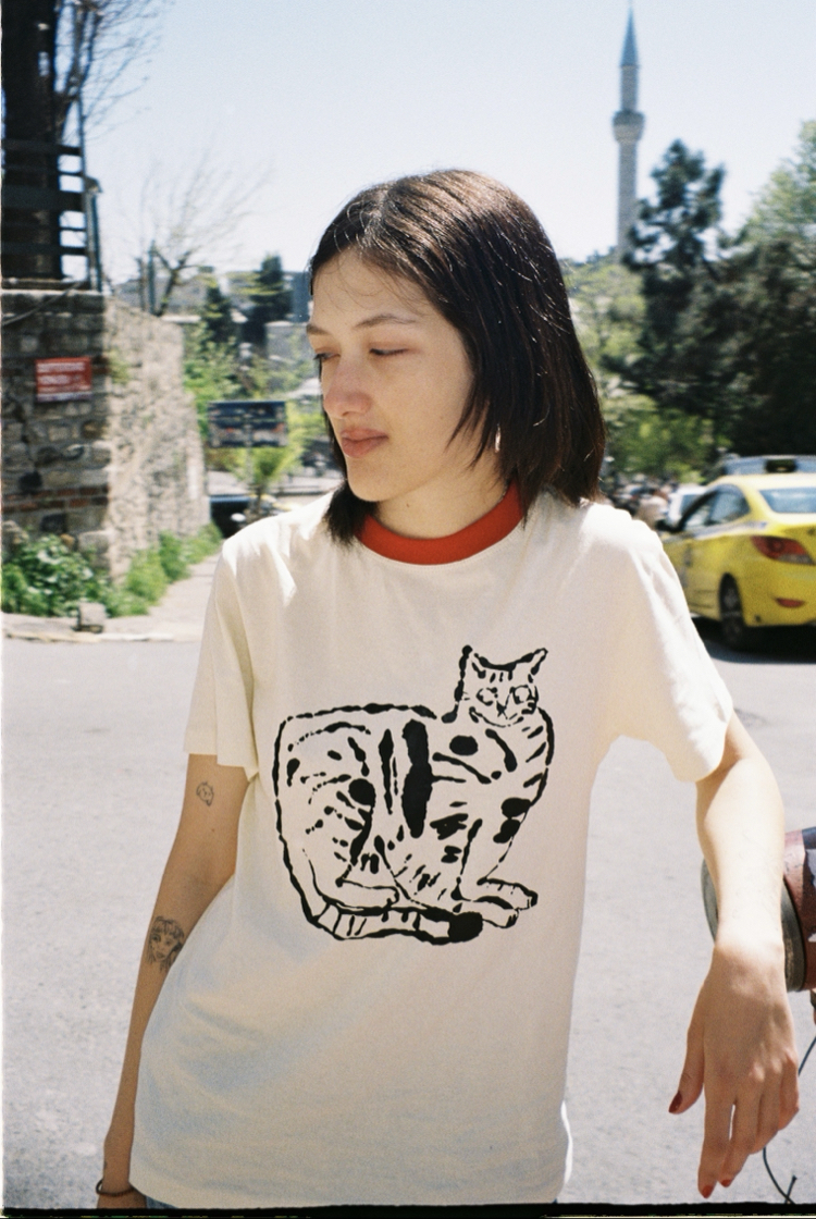 Oturaklı Kedi Tshirt