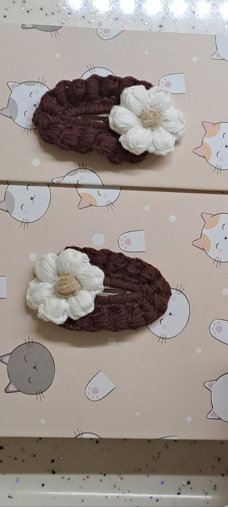Beyaz papatyalı çıt toka