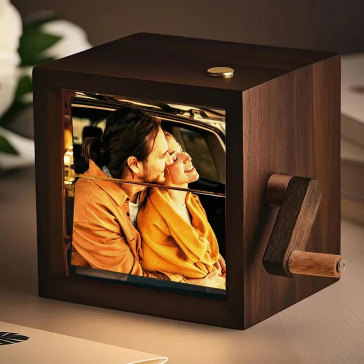 Anı Kutusu – Ahşap Dönen Kol Mekanizmalı Nostaljik Fotoğraf Kutusu