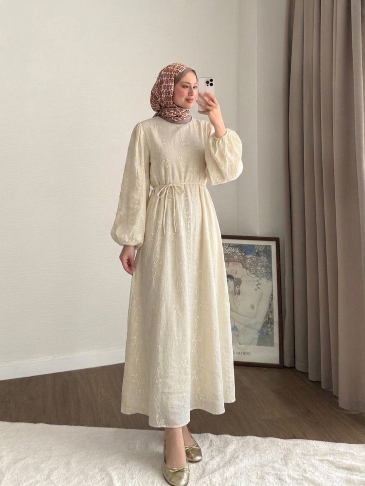 Bel Bağlamalı Nakış Detaylı Tensel Elbise - Bej