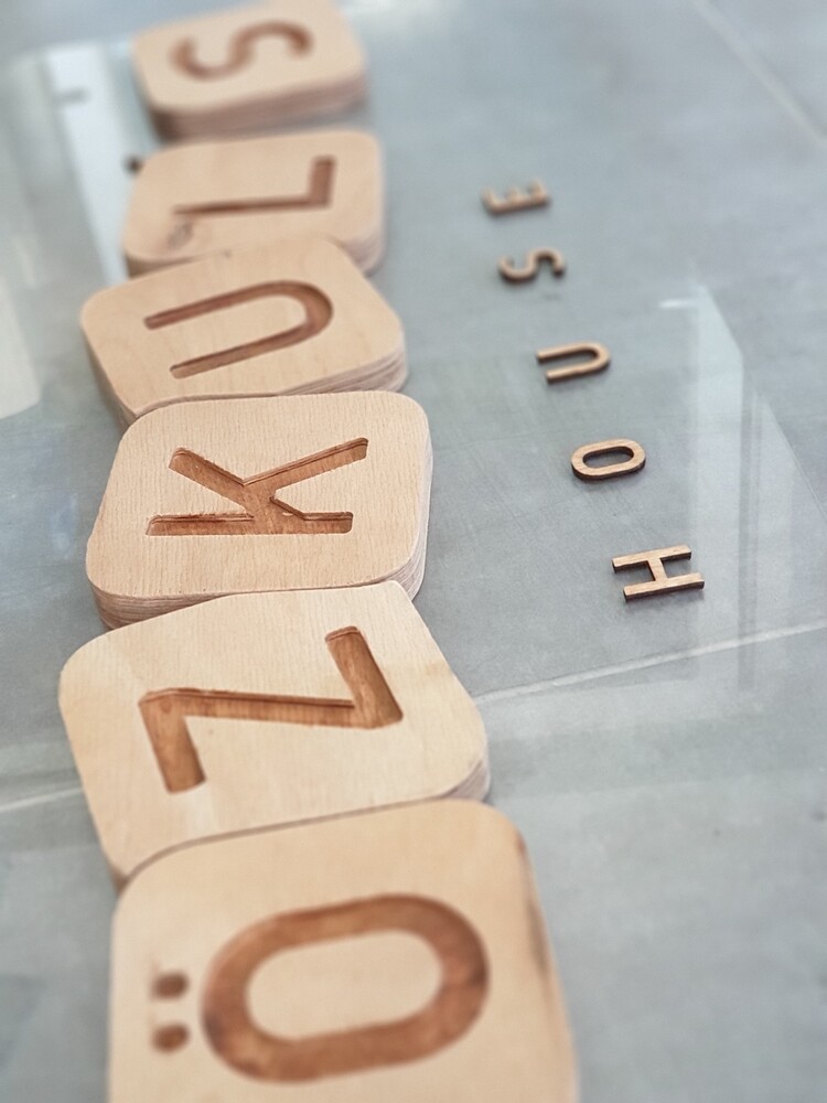 Ahşap scrabble kapı süsü