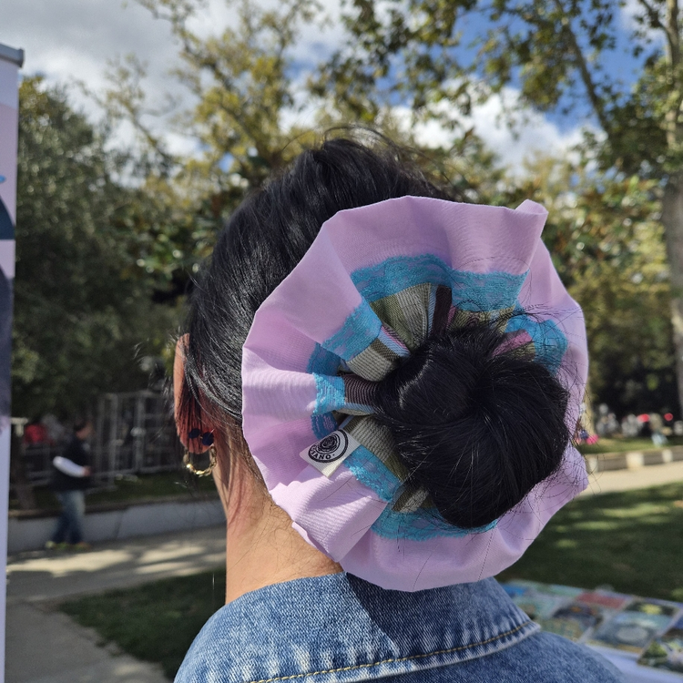 Rosyruffle Scrunchie (Bluelace)