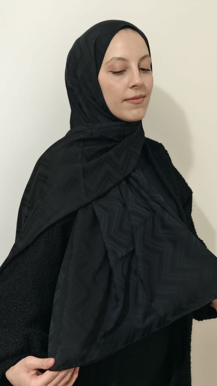 Zikzak Desenli Siyah Jakar Şal